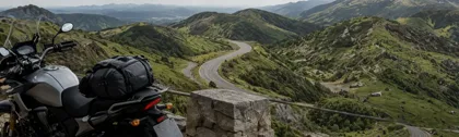 Motocicleta de viagem diante de uma estrada de montanha