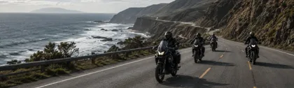 Grupo de motociclistas em formação em uma estrada costeira
