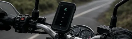 Celular com visualização de uma rede mesh preso ao guidão